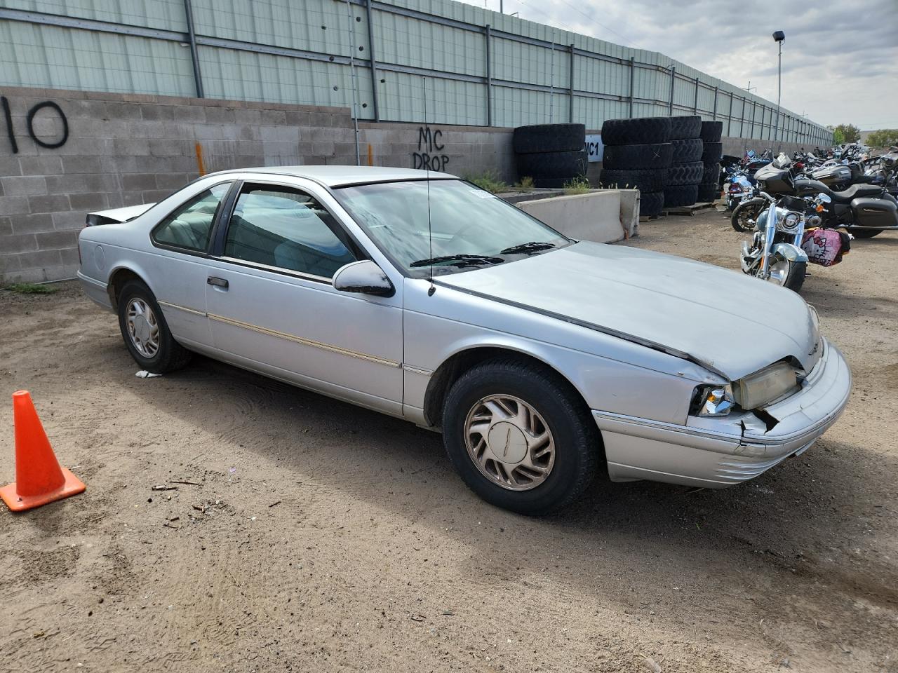 1992 Ford Thunderbird Silver vin: 1FAPP6043NH147699