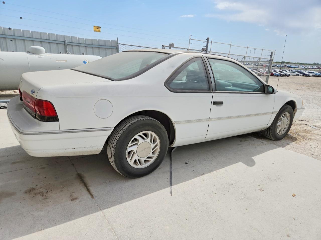 1992 Ford Thunderbird White vin: 1FAPP60T8NH175926