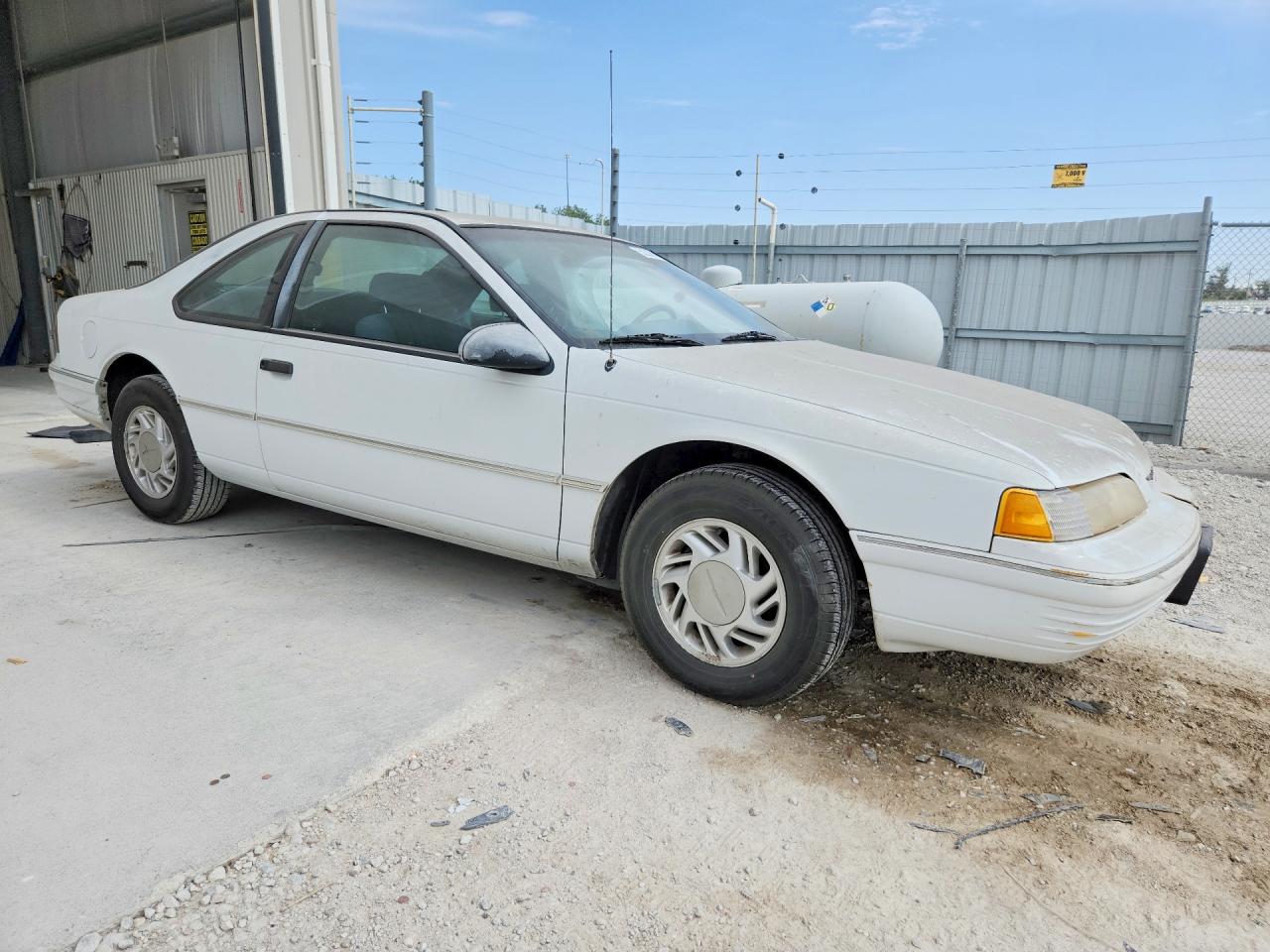 1992 Ford Thunderbird White vin: 1FAPP60T8NH175926