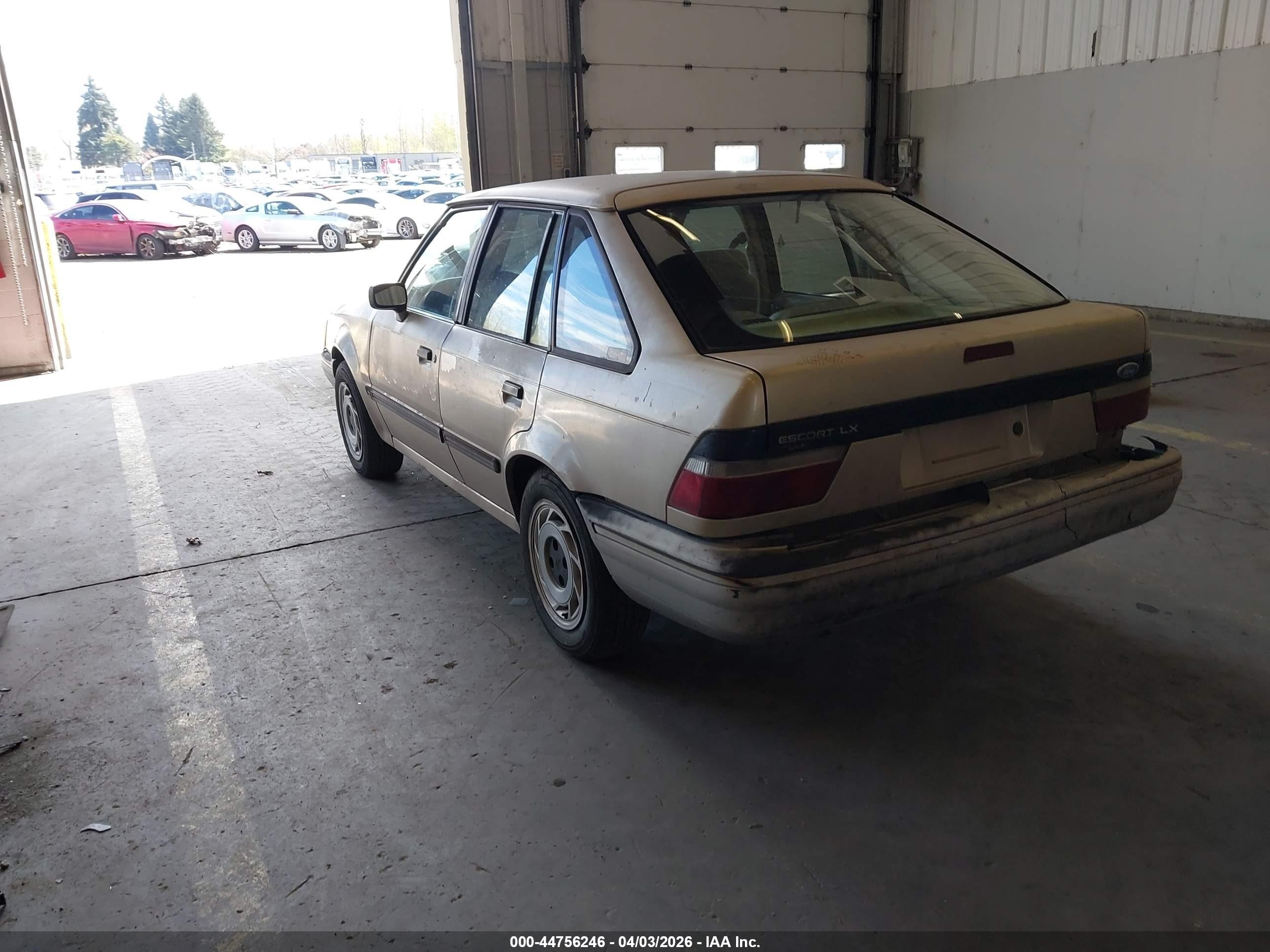 1989 Ford Escort Lx Бежевый vin: 1FAPP9590KW331222