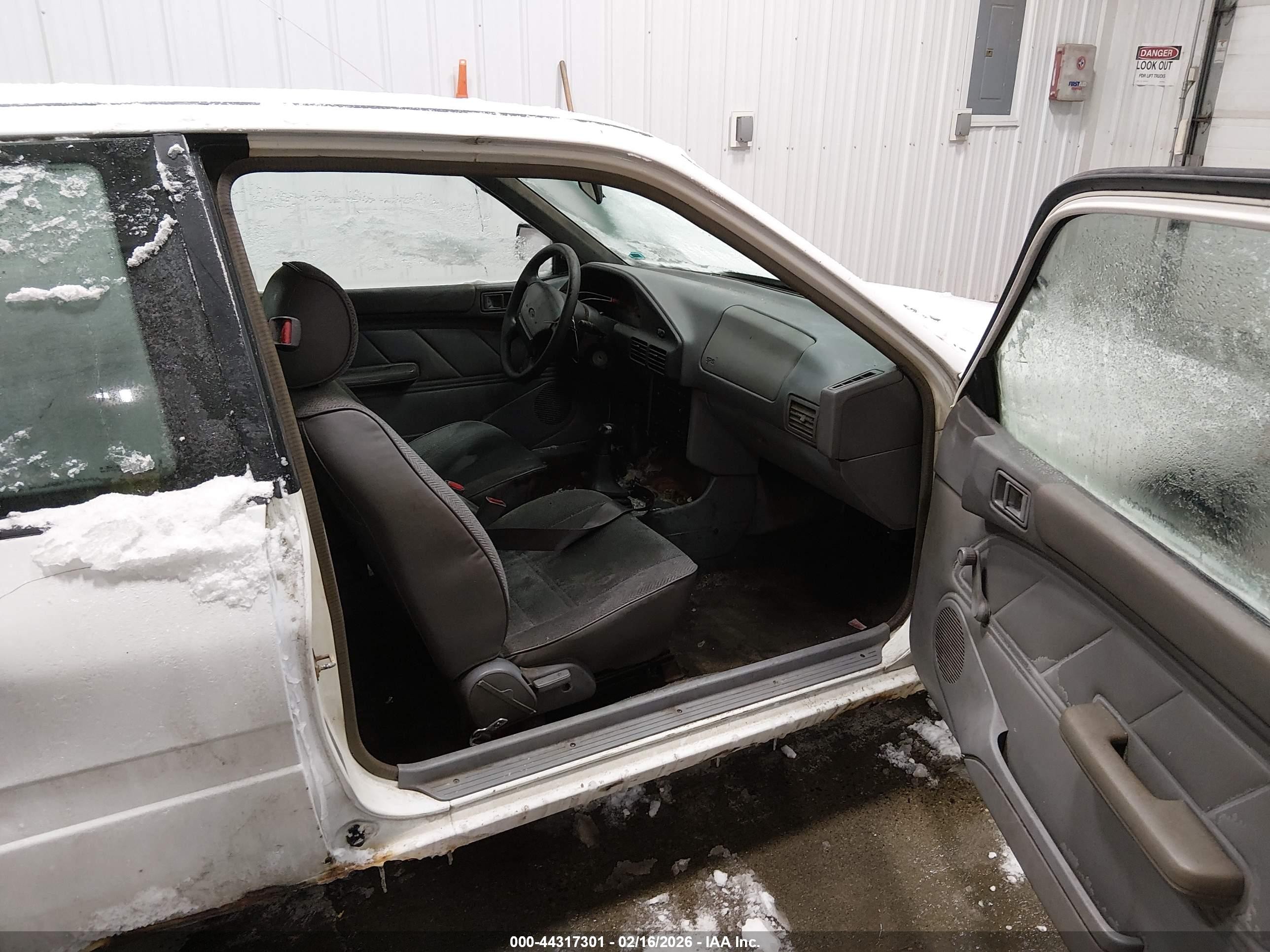 1995 Ford Escort   White vin: 1FASP10J0SW326017