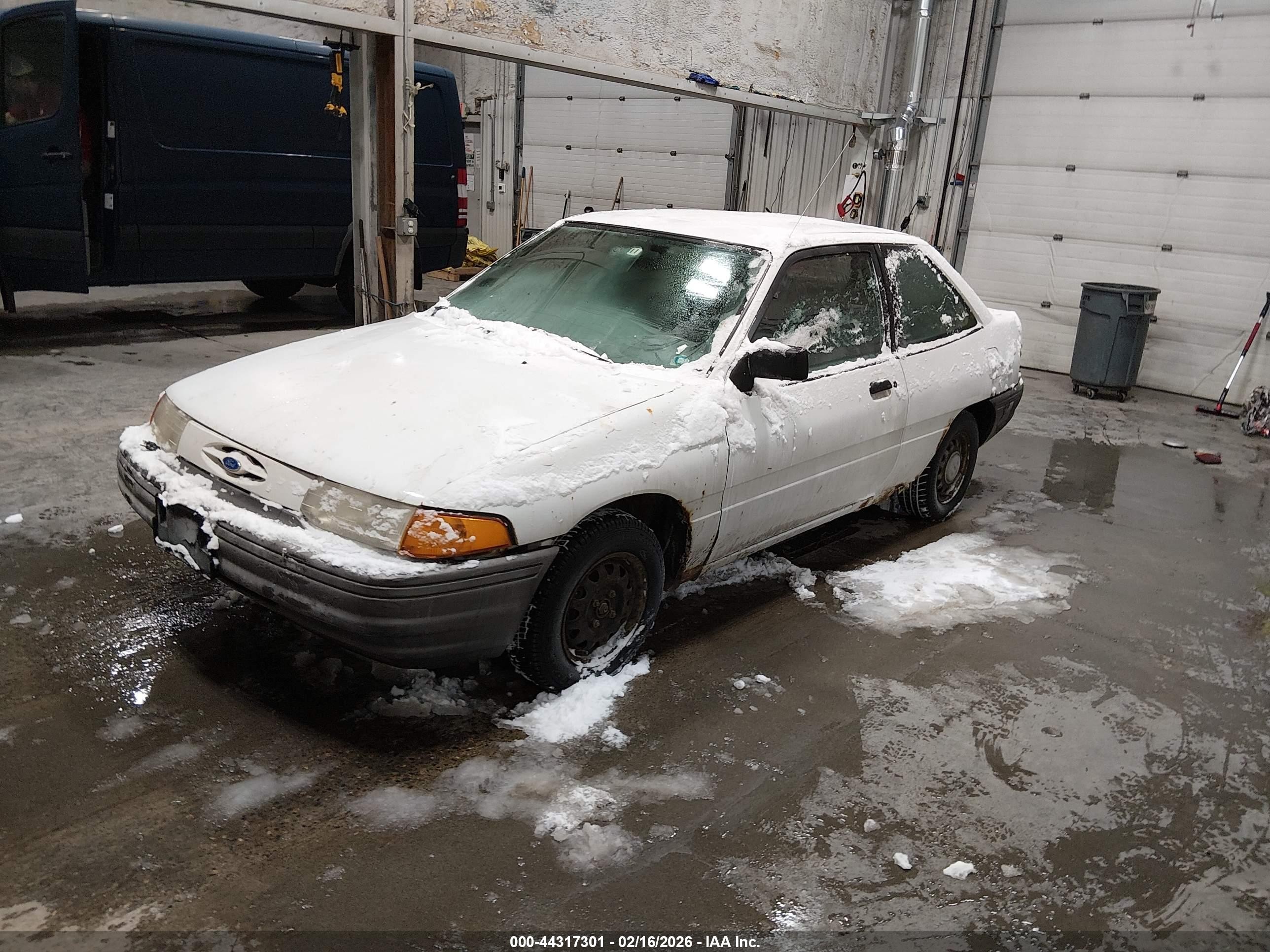 1995 Ford Escort   White vin: 1FASP10J0SW326017