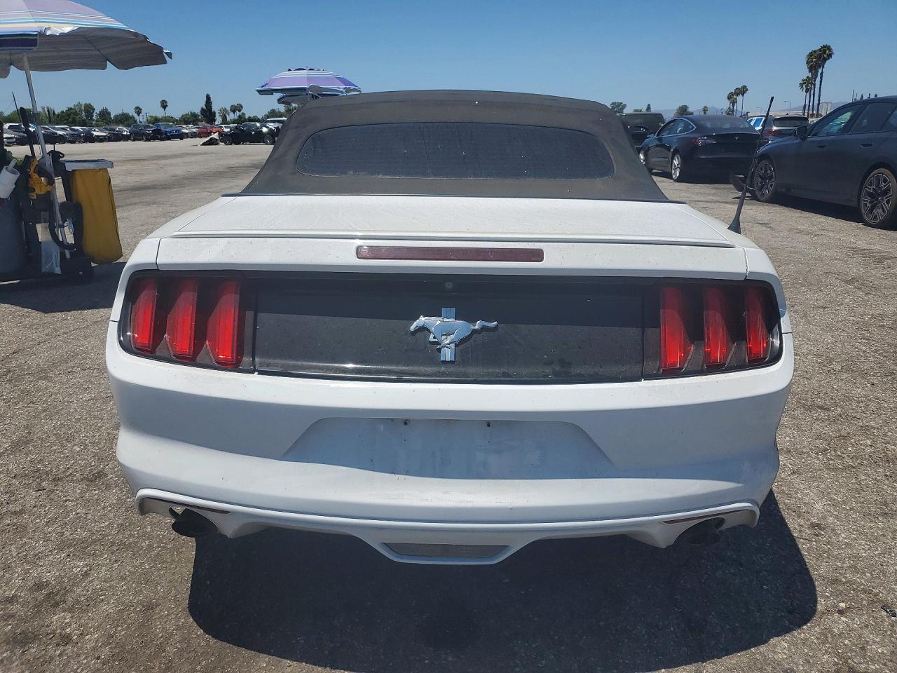 2015 Ford Mustang White vin: 1FATP8EM0F5415050