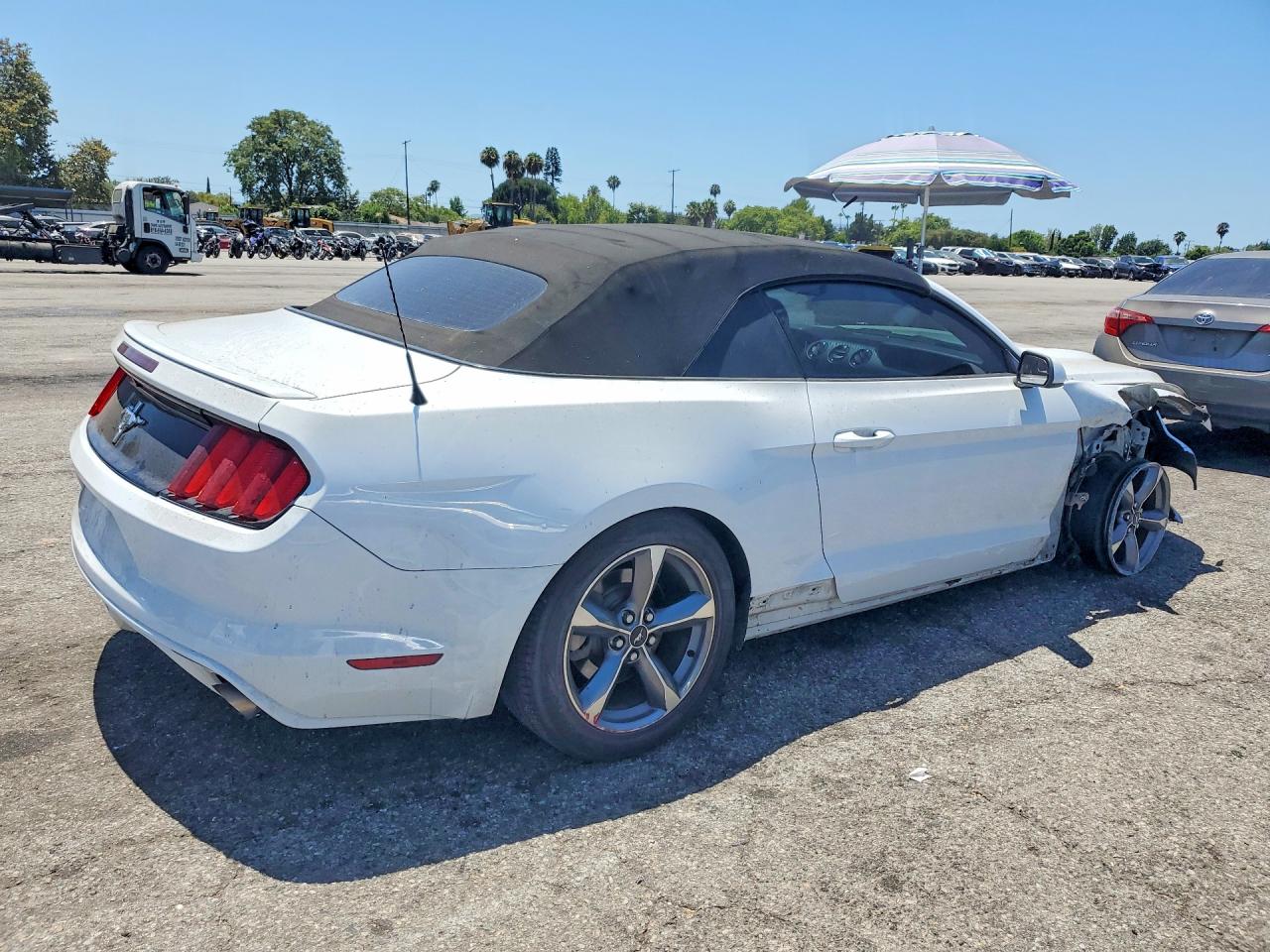 2015 Ford Mustang White vin: 1FATP8EM0F5415050