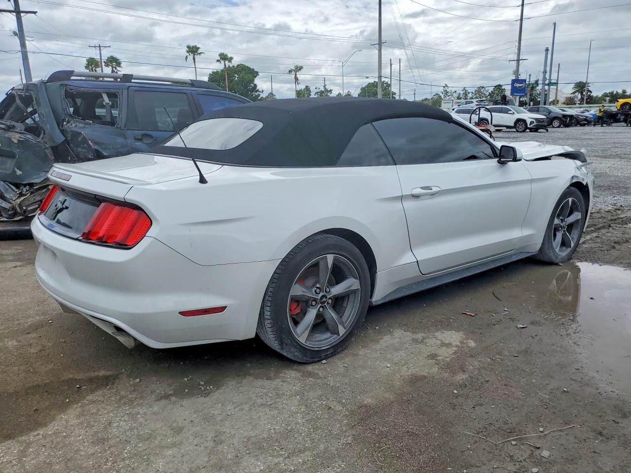 2015 Ford Mustang White vin: 1FATP8EM2F5359337
