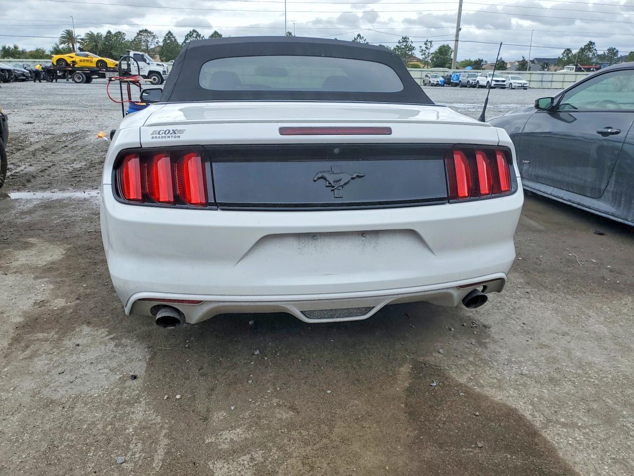 2015 Ford Mustang White vin: 1FATP8EM2F5359337