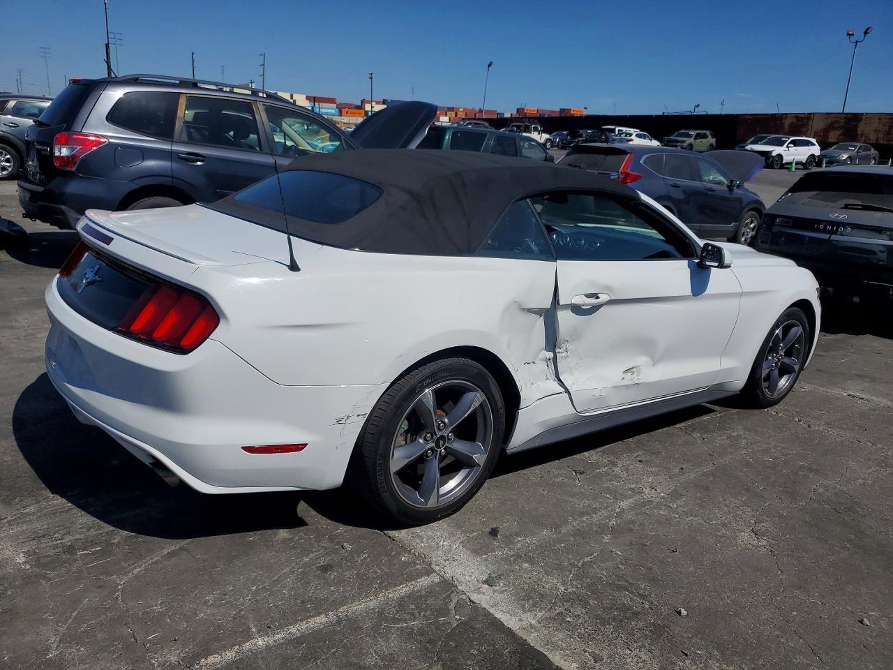 2015 Ford Mustang White vin: 1FATP8EM4F5352048