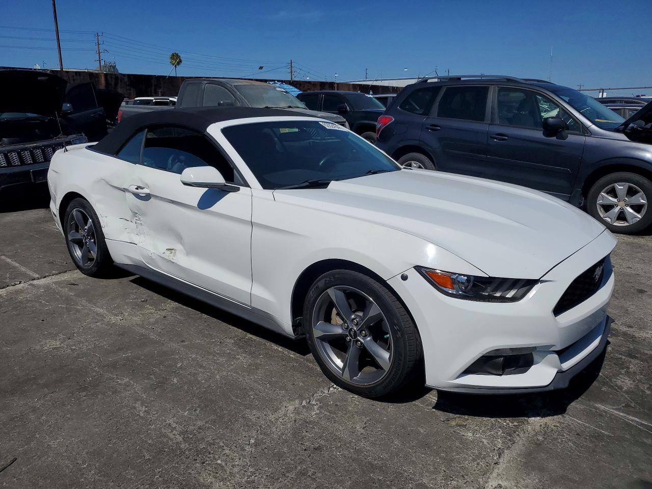 2015 Ford Mustang White vin: 1FATP8EM4F5352048