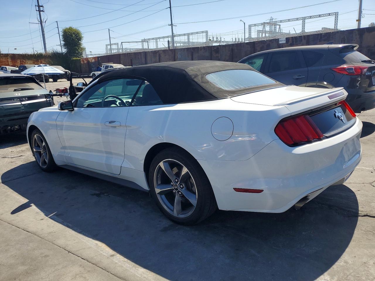 2015 Ford Mustang White vin: 1FATP8EM4F5352048