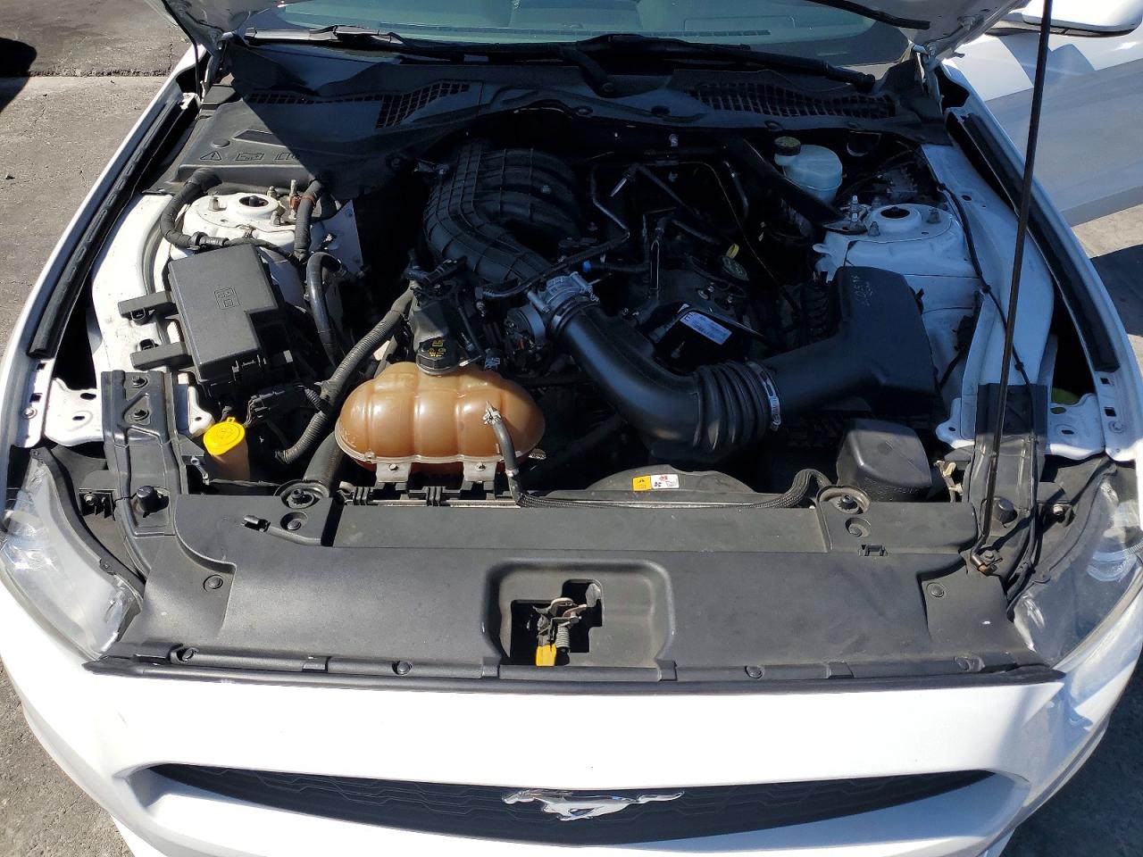2015 Ford Mustang White vin: 1FATP8EM4F5352048