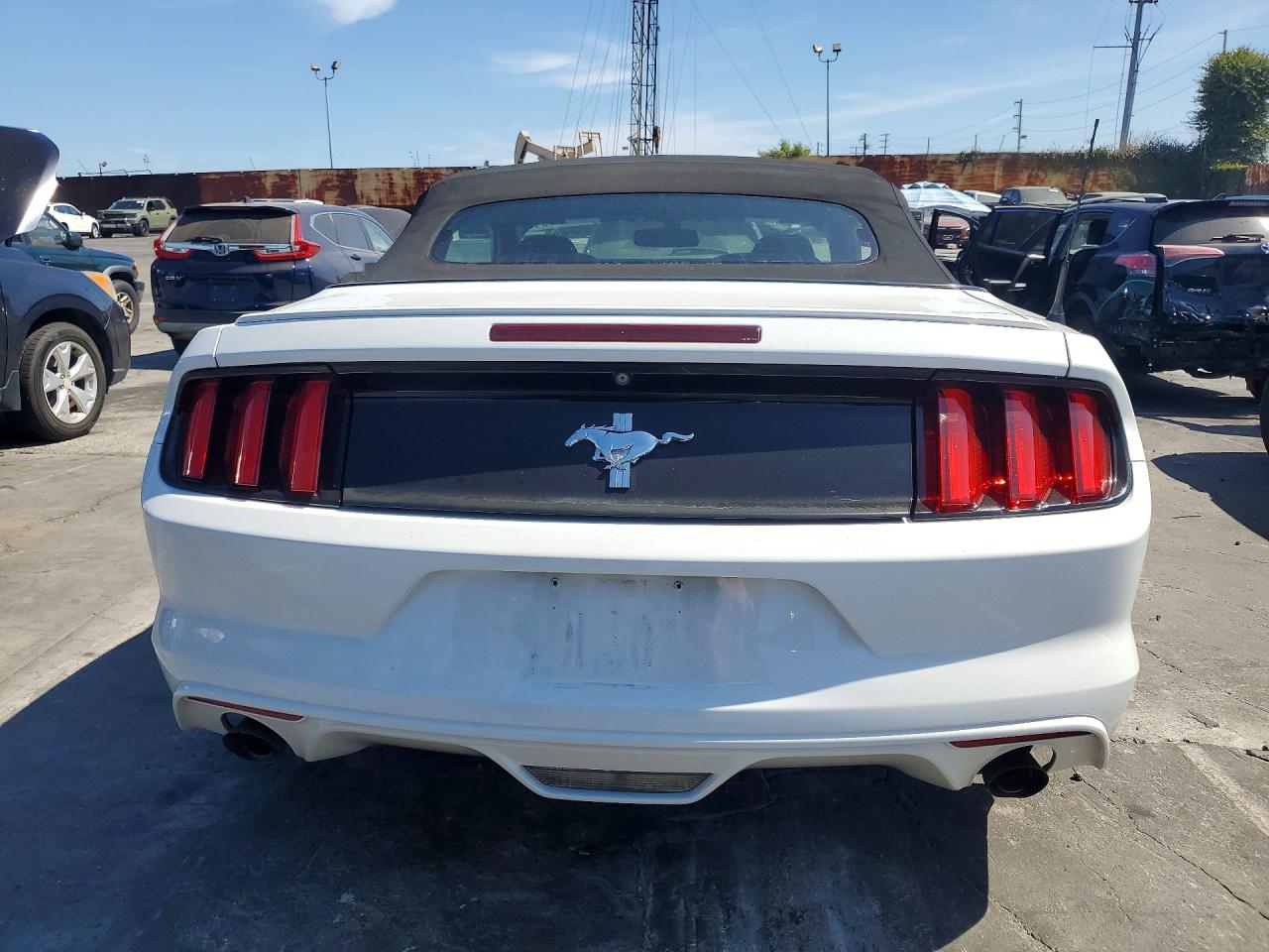 2015 Ford Mustang White vin: 1FATP8EM4F5352048