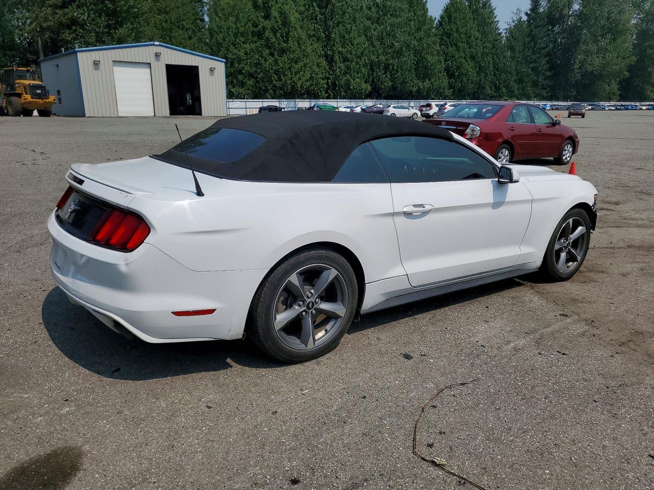 2015 Ford Mustang White vin: 1FATP8EM9F5329526