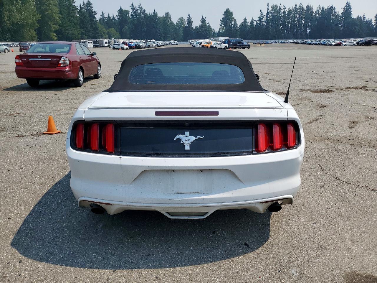 2015 Ford Mustang White vin: 1FATP8EM9F5329526