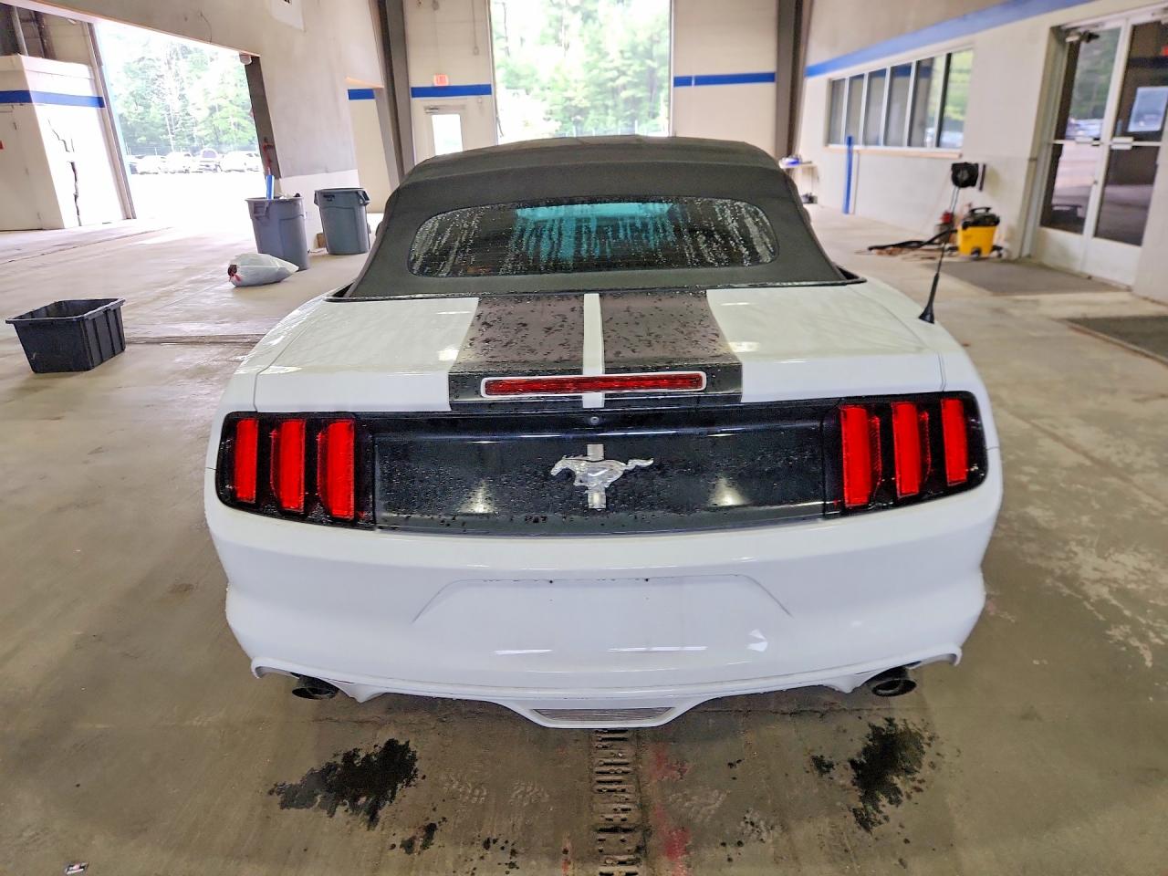 2015 Ford Mustang White vin: 1FATP8EMXF5368223