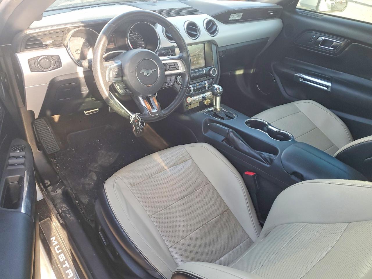 2015 Ford Mustang White vin: 1FATP8UH0F5411715