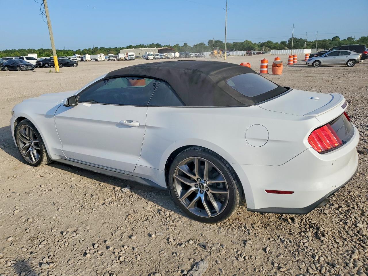 2015 Ford Mustang White vin: 1FATP8UH0F5411715