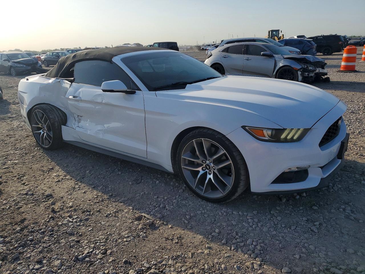 2015 Ford Mustang White vin: 1FATP8UH0F5411715