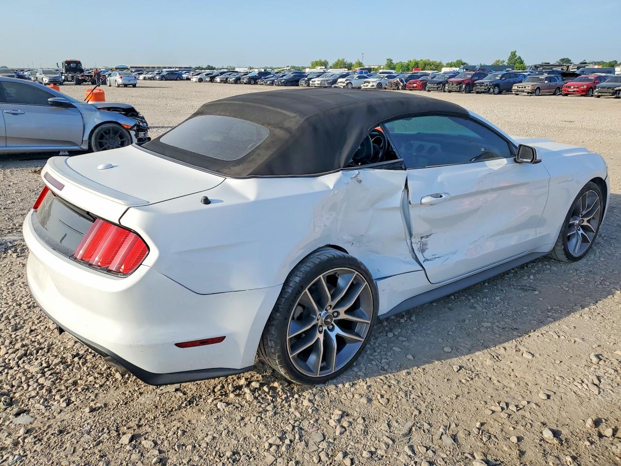 2015 Ford Mustang White vin: 1FATP8UH0F5411715
