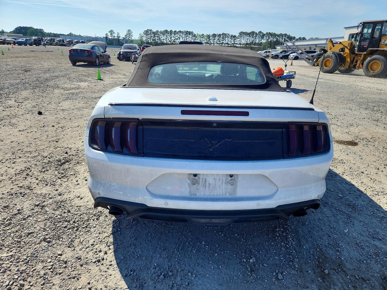 2018 Ford Mustang White vin: 1FATP8UH1J5124389