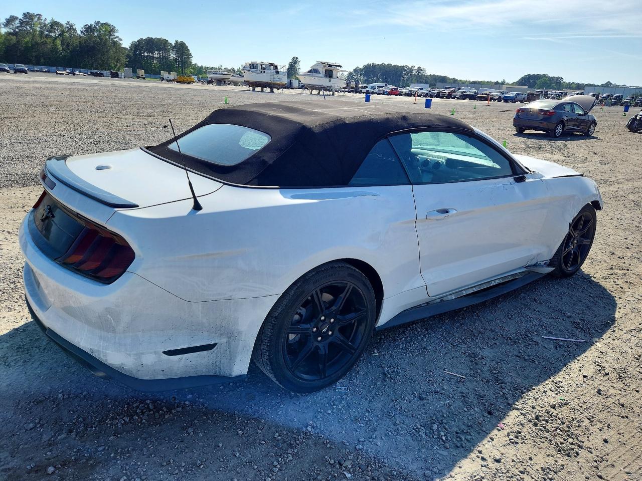 2018 Ford Mustang White vin: 1FATP8UH1J5124389
