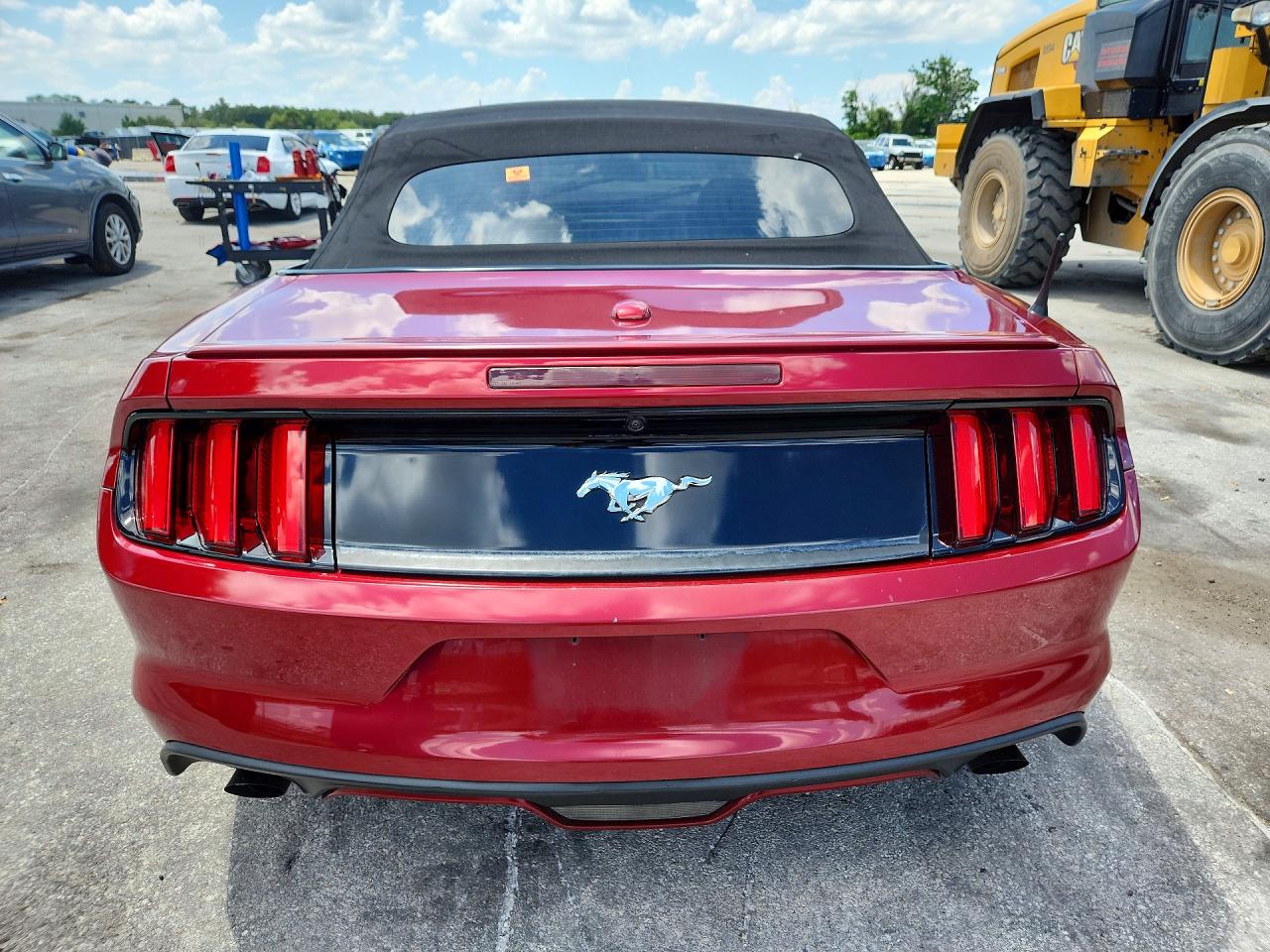 2015 Ford Mustang Red vin: 1FATP8UH4F5352698