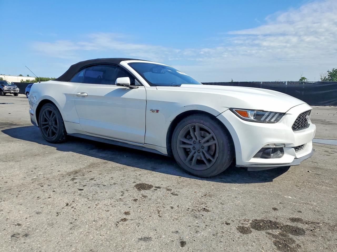 2015 Ford Mustang White vin: 1FATP8UH5F5397102