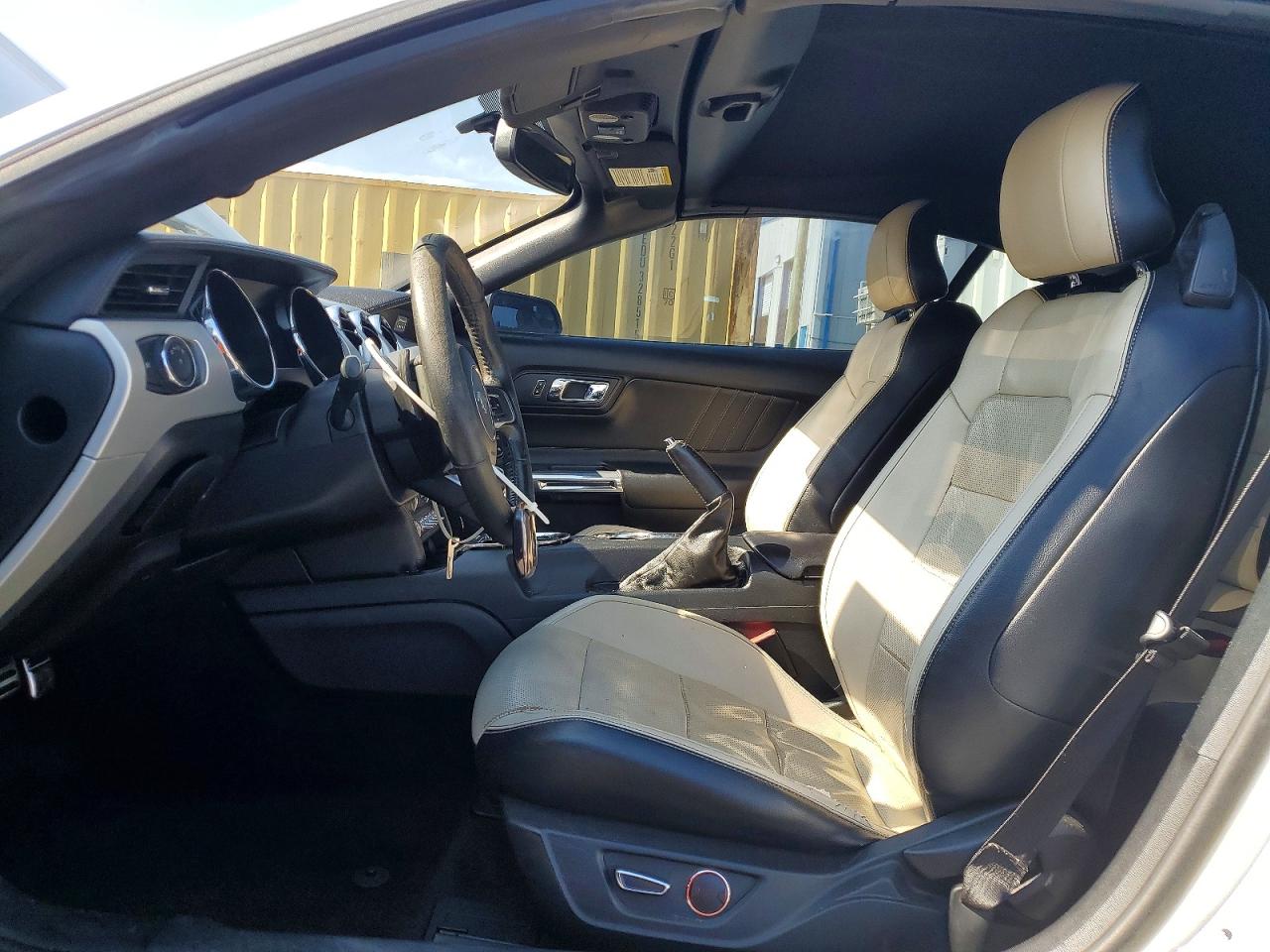 2015 Ford Mustang White vin: 1FATP8UH5F5397102