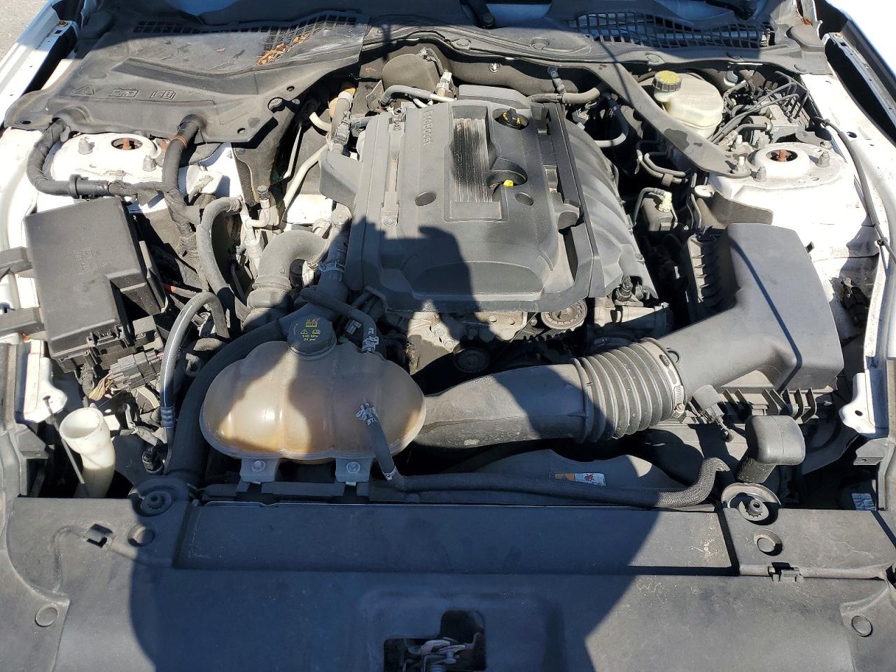 2015 Ford Mustang White vin: 1FATP8UH5F5397102