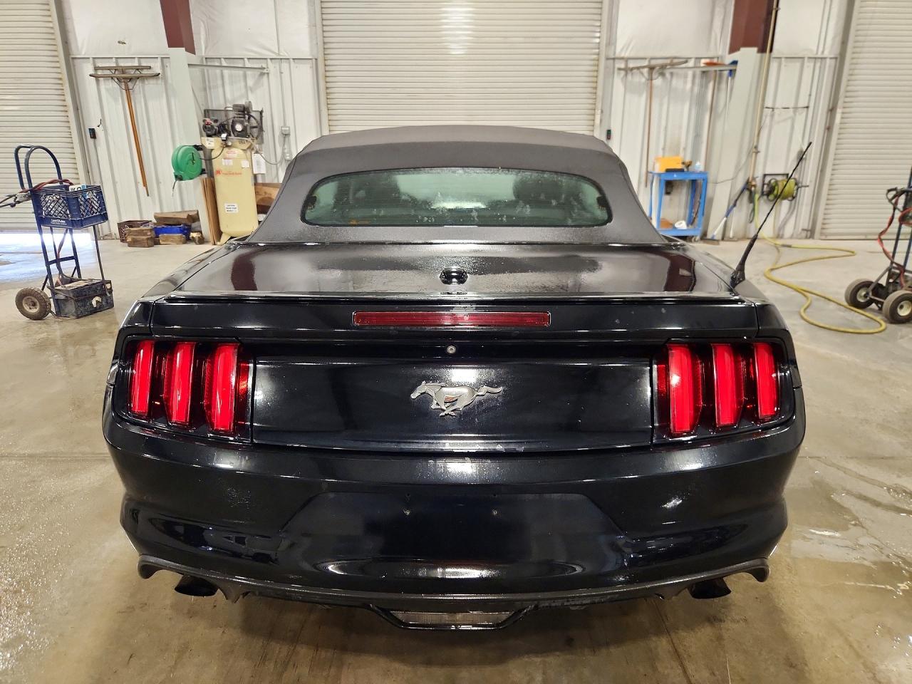 2015 Ford Mustang Черный vin: 1FATP8UH6F5396752