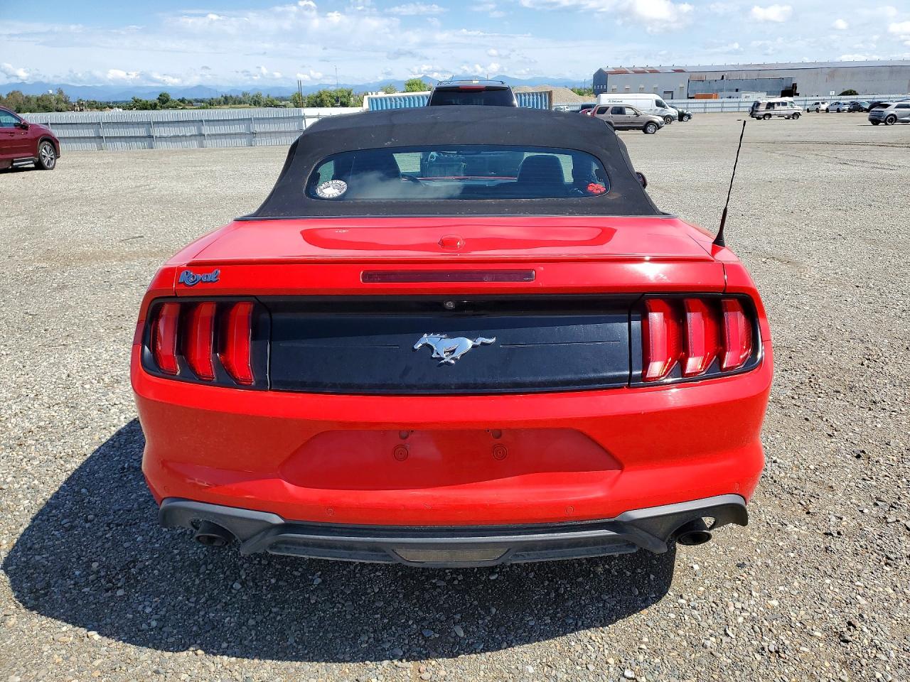 2018 Ford Mustang Красный vin: 1FATP8UH6J5110133
