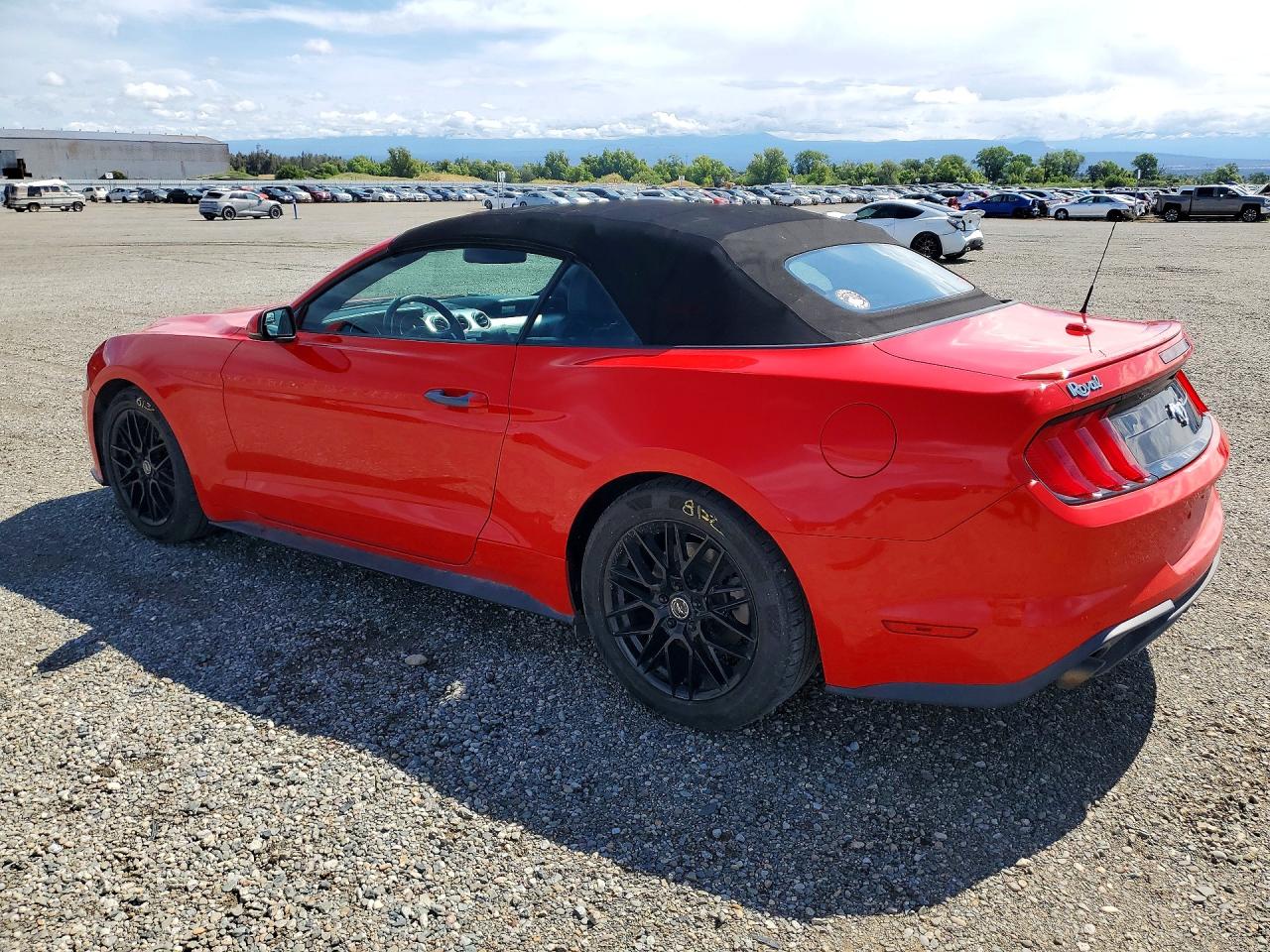2018 Ford Mustang Красный vin: 1FATP8UH6J5110133
