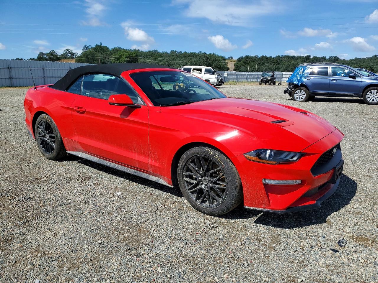 2018 Ford Mustang Красный vin: 1FATP8UH6J5110133