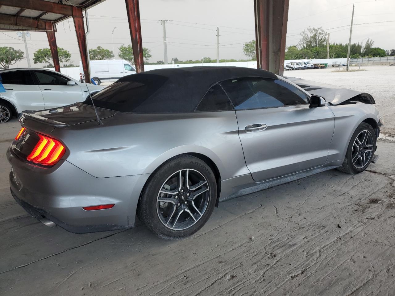 2022 Ford Mustang Серебряный vin: 1FATP8UH6N5119078