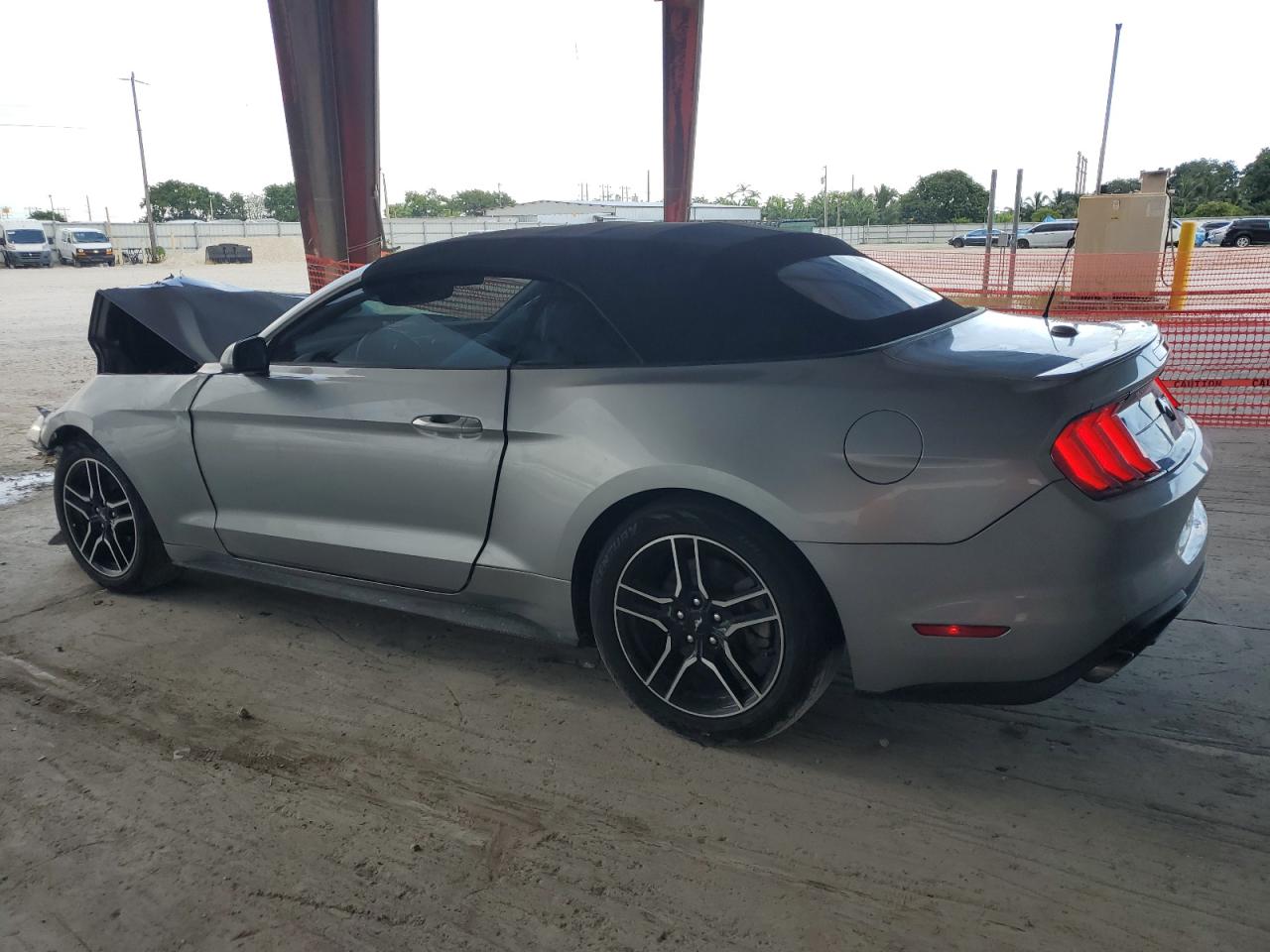 2022 Ford Mustang Серебряный vin: 1FATP8UH6N5119078