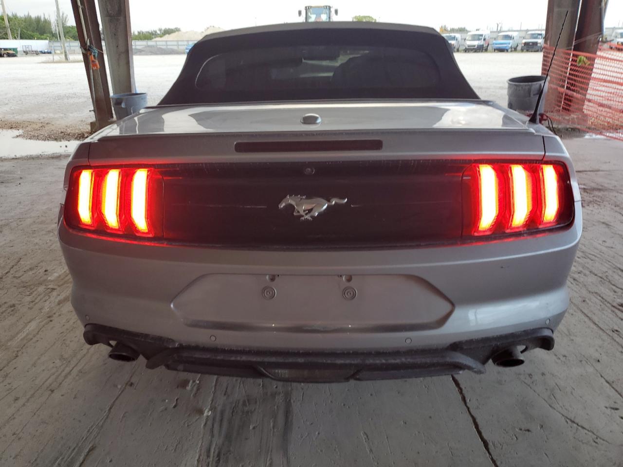 2022 Ford Mustang Серебряный vin: 1FATP8UH6N5119078