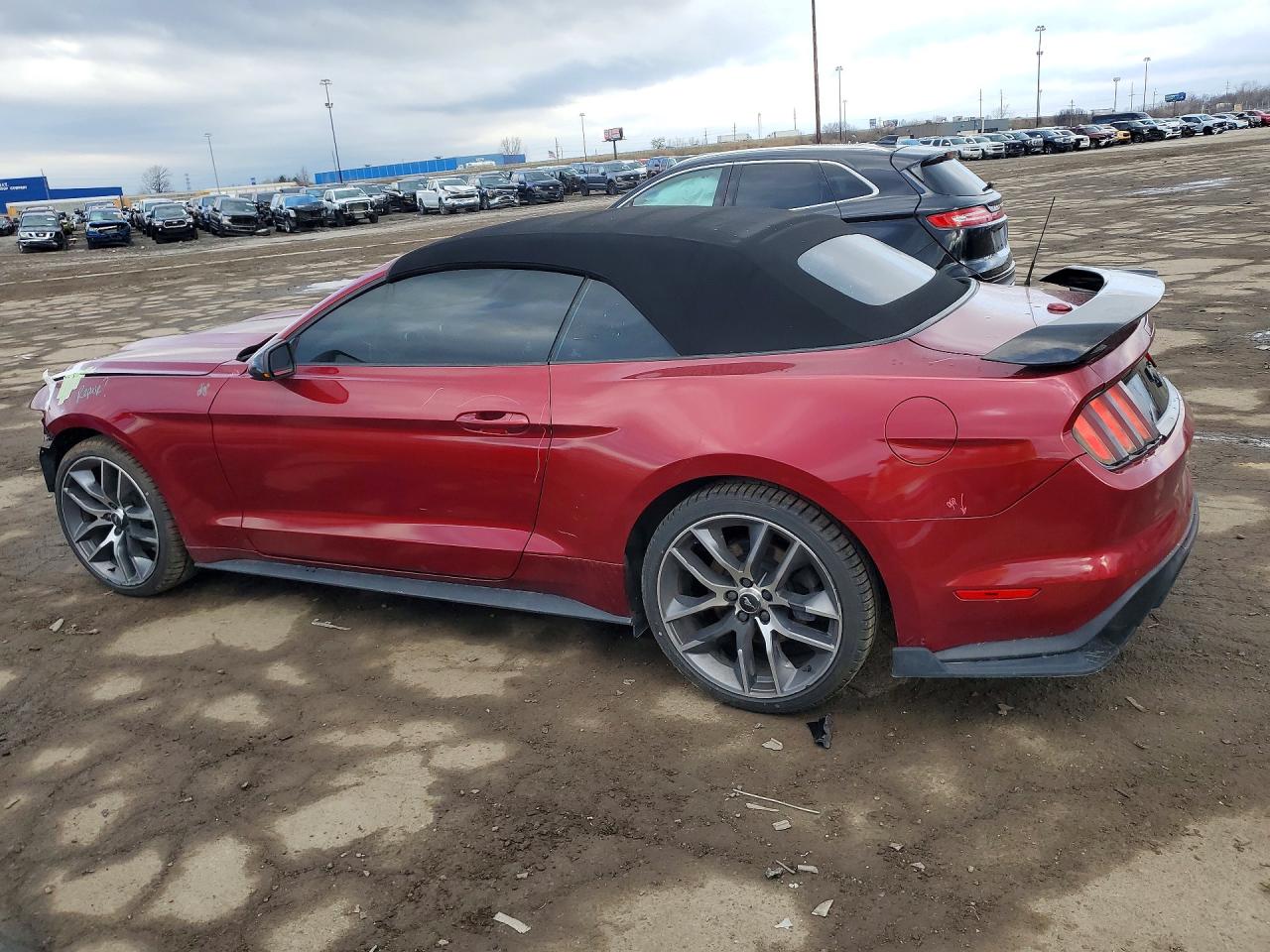 2015 Ford Mustang Red vin: 1FATP8UH7F5374405