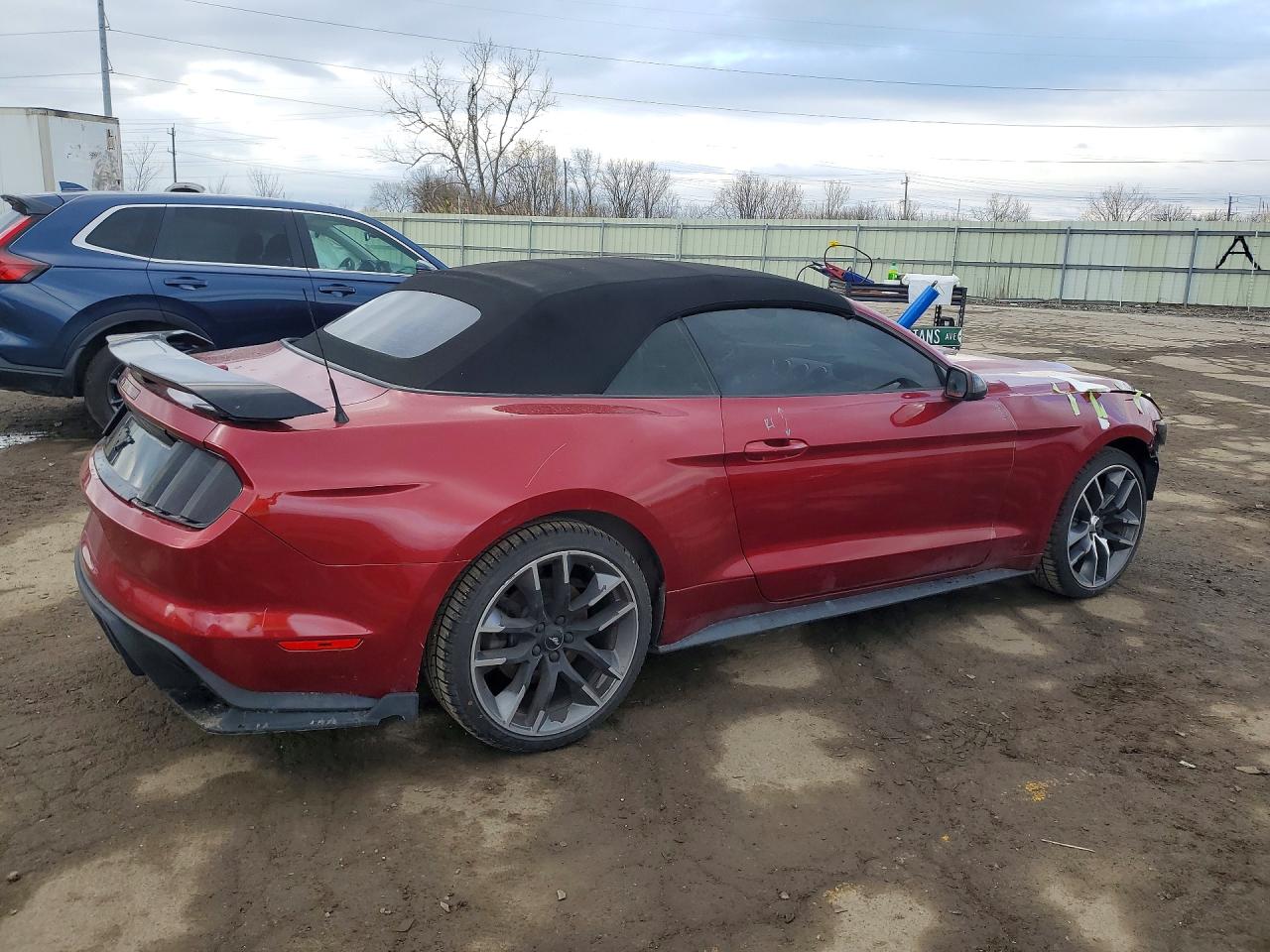 2015 Ford Mustang Red vin: 1FATP8UH7F5374405