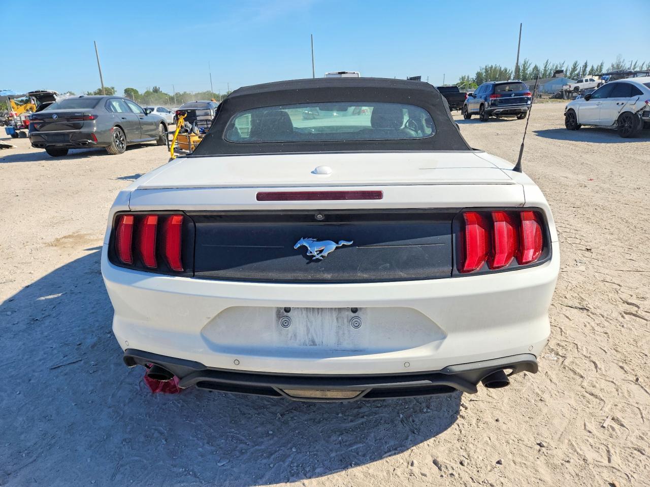 2021 Ford Mustang White vin: 1FATP8UH8M5111773
