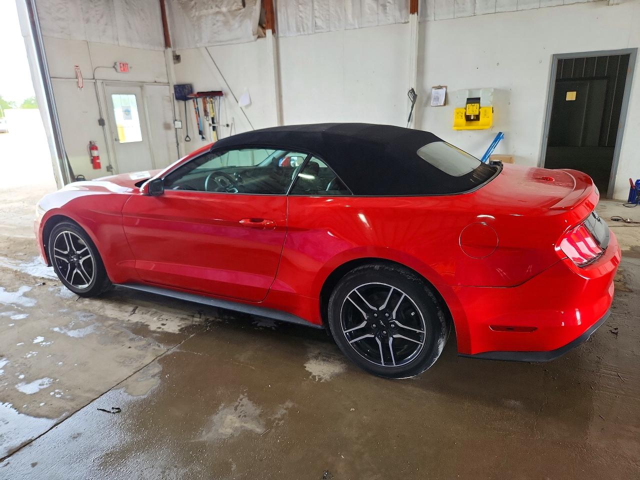 2022 Ford Mustang Красный vin: 1FATP8UH9N5102856