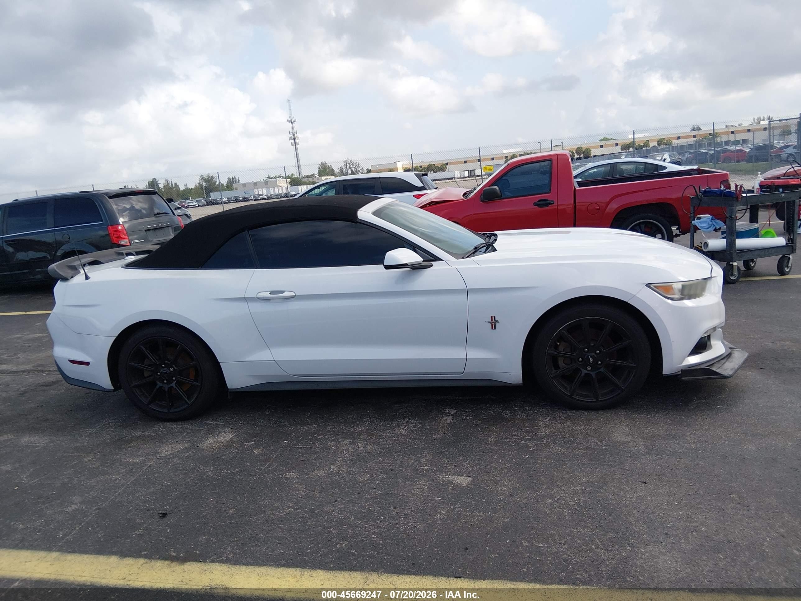 2015 Ford Mustang Ecoboost Premium White vin: 1FATP8UHXF5402777