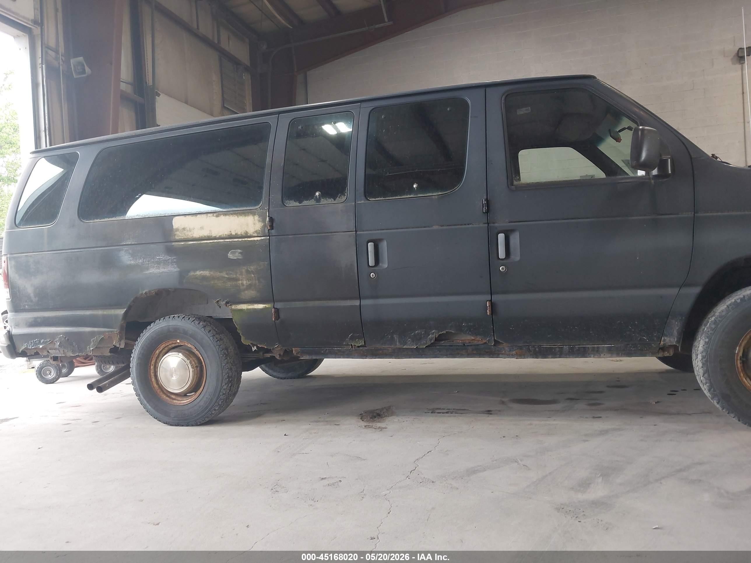 1996 Ford Econoline E350 Super Duty Black vin: 1FBJS31H5THB22688