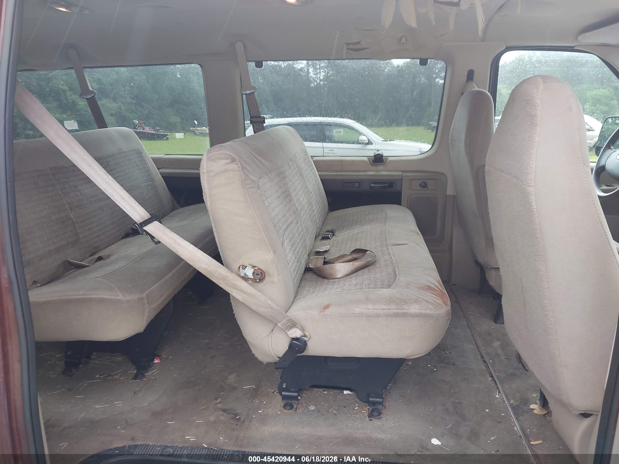 2005 Ford E-350 Super Duty Chateau/xl/xlt Burgundy vin: 1FBNE31L05HB07807