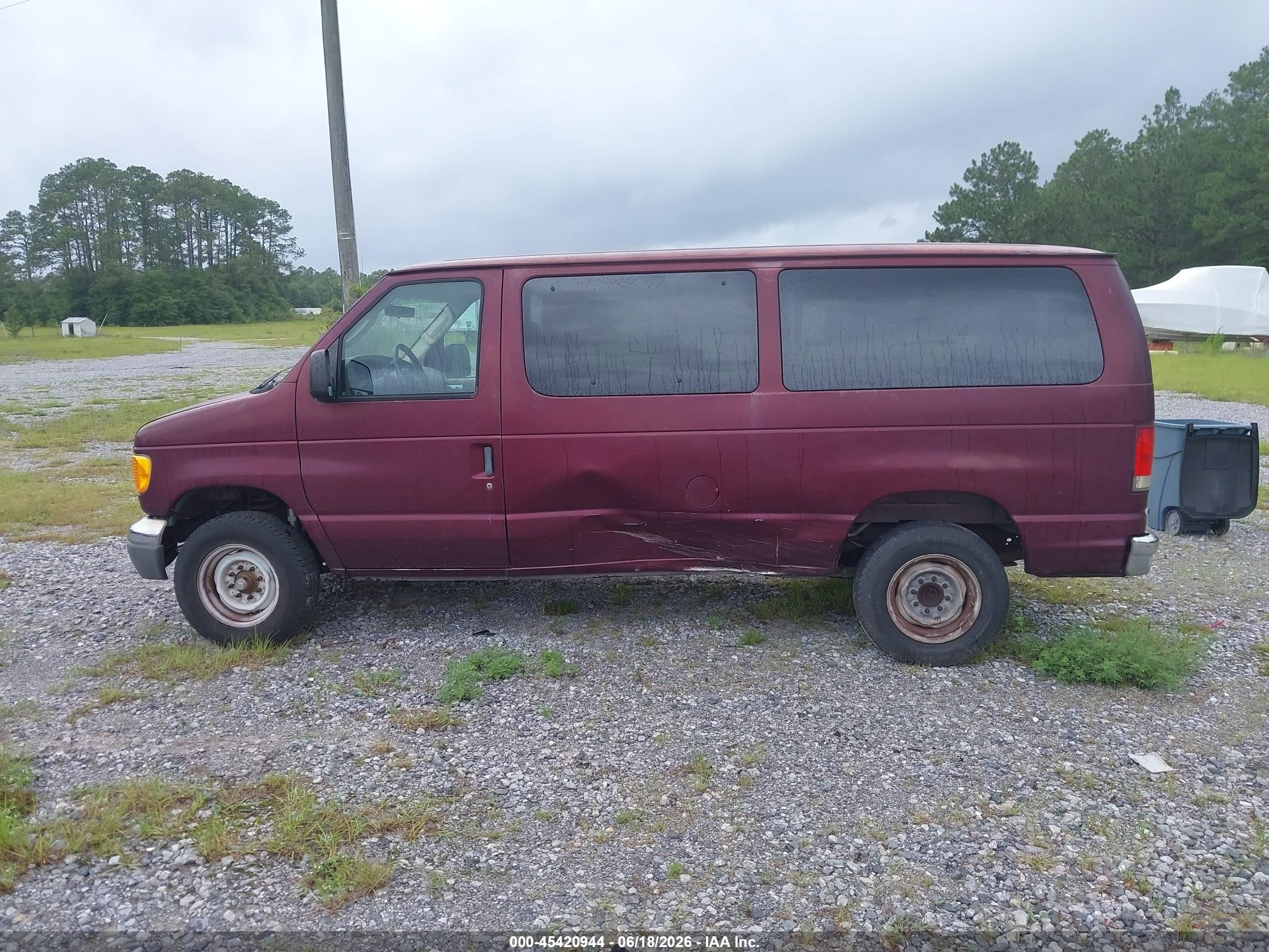 2005 Ford E-350 Super Duty Chateau/xl/xlt Burgundy vin: 1FBNE31L05HB07807