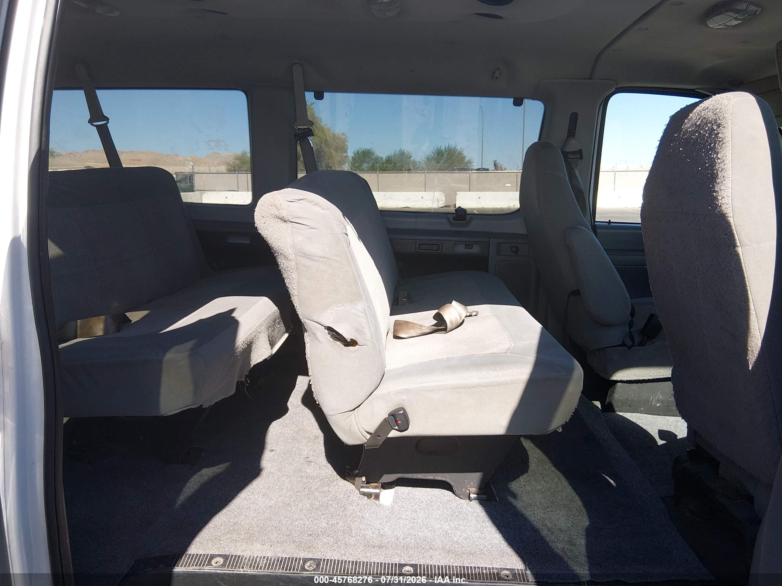 2006 Ford E-350 Super Duty Chateau/xl/xlt White vin: 1FBNE31L06DA43812