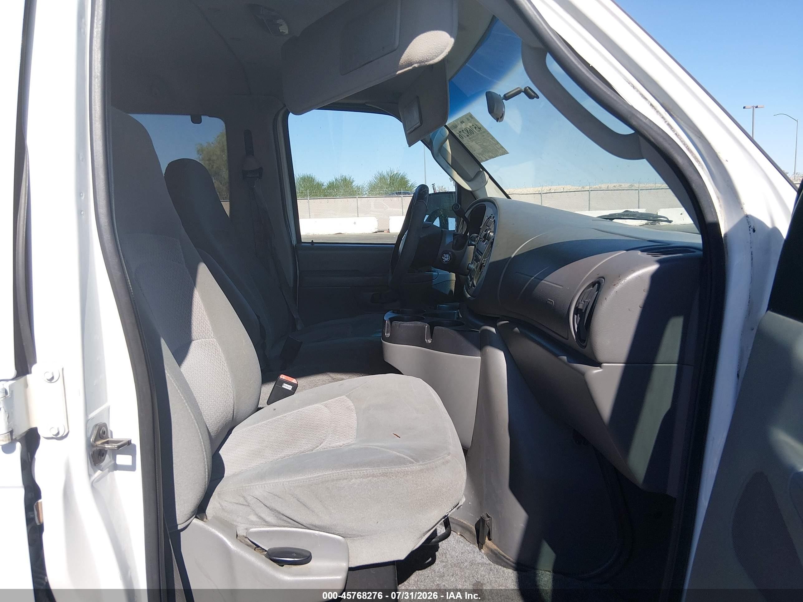2006 Ford E-350 Super Duty Chateau/xl/xlt White vin: 1FBNE31L06DA43812