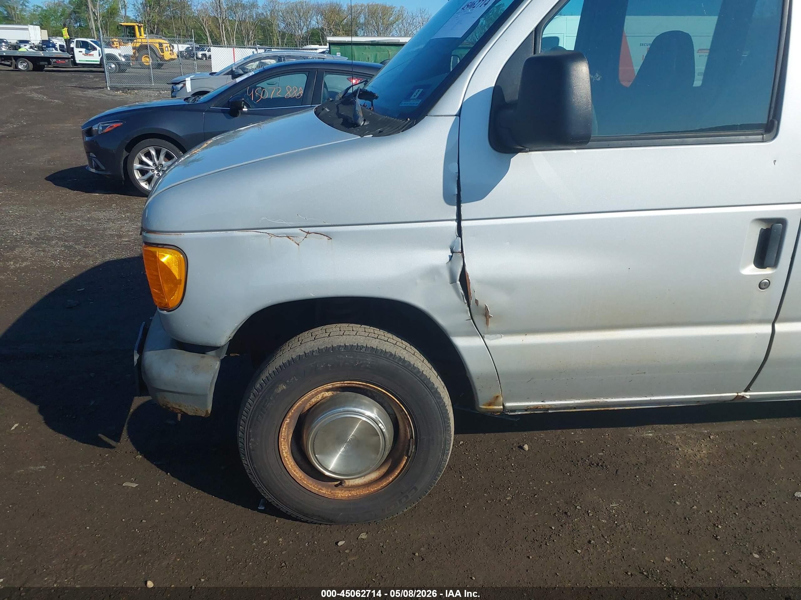 2005 Ford E-350 Super Duty   Silver vin: 1FBNE31L15HB43764