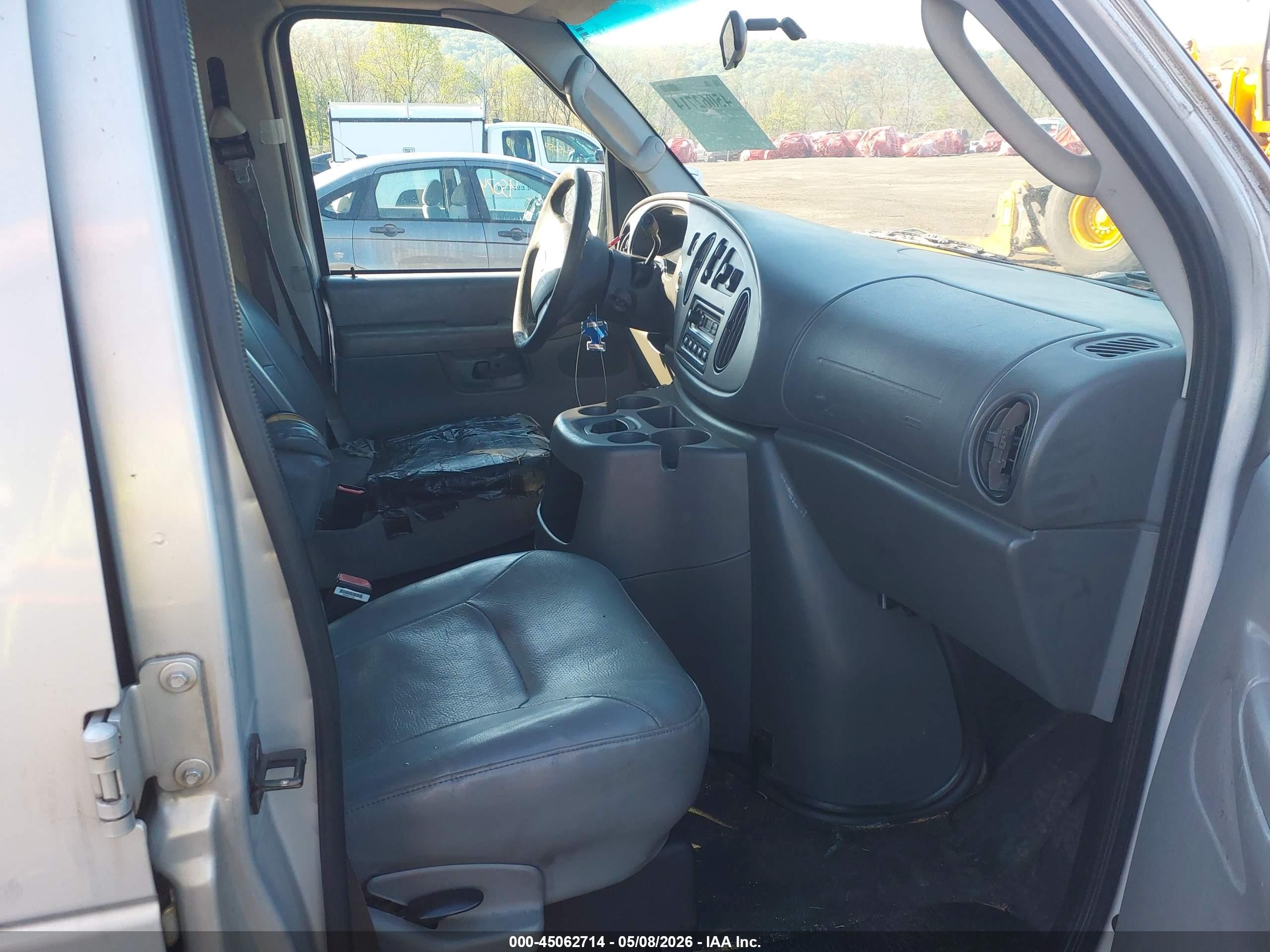 2005 Ford E-350 Super Duty   Silver vin: 1FBNE31L15HB43764