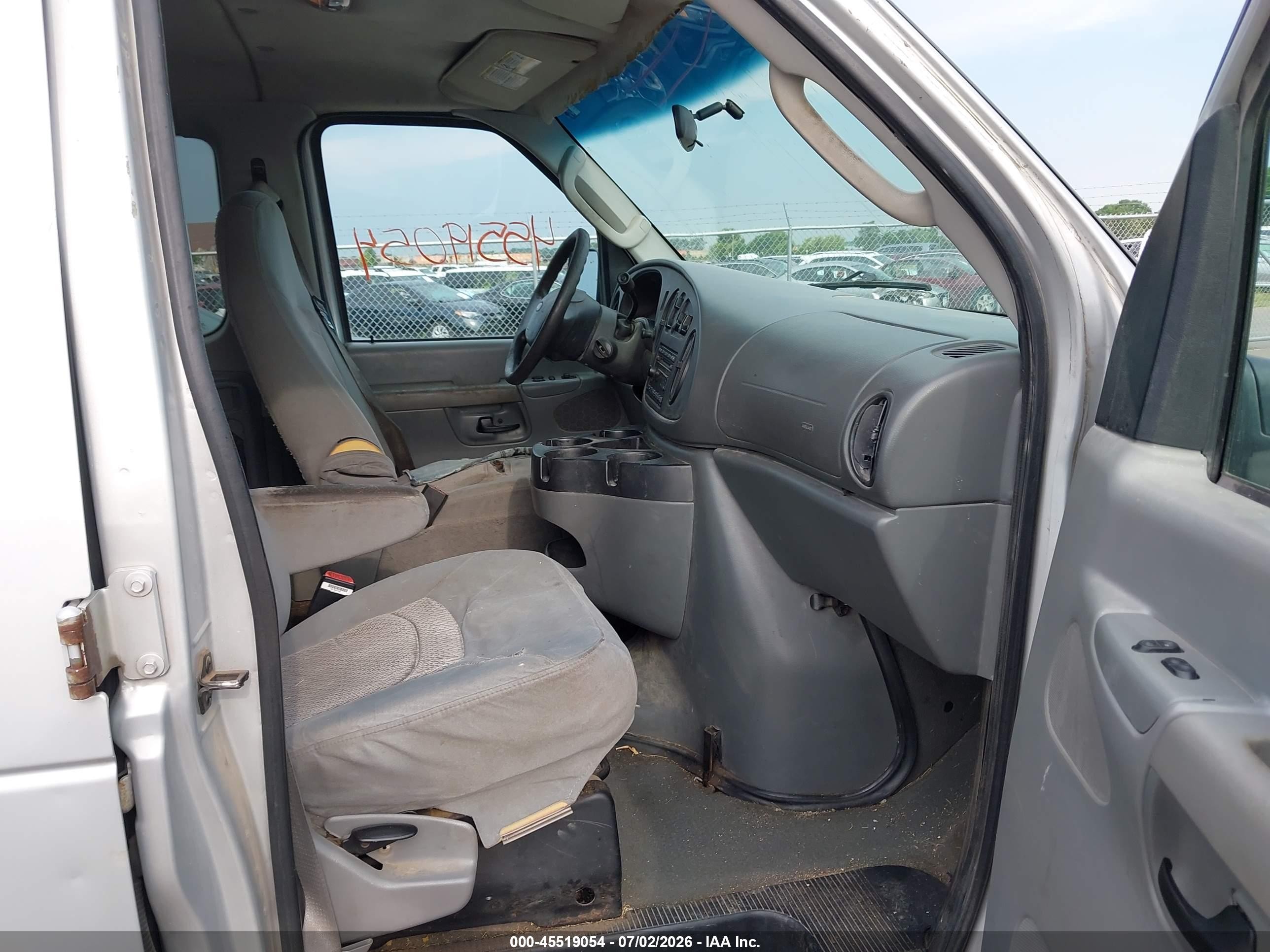 2006 Ford E-350 Super Duty Chateau/xl/xlt Silver vin: 1FBNE31L16DA99094
