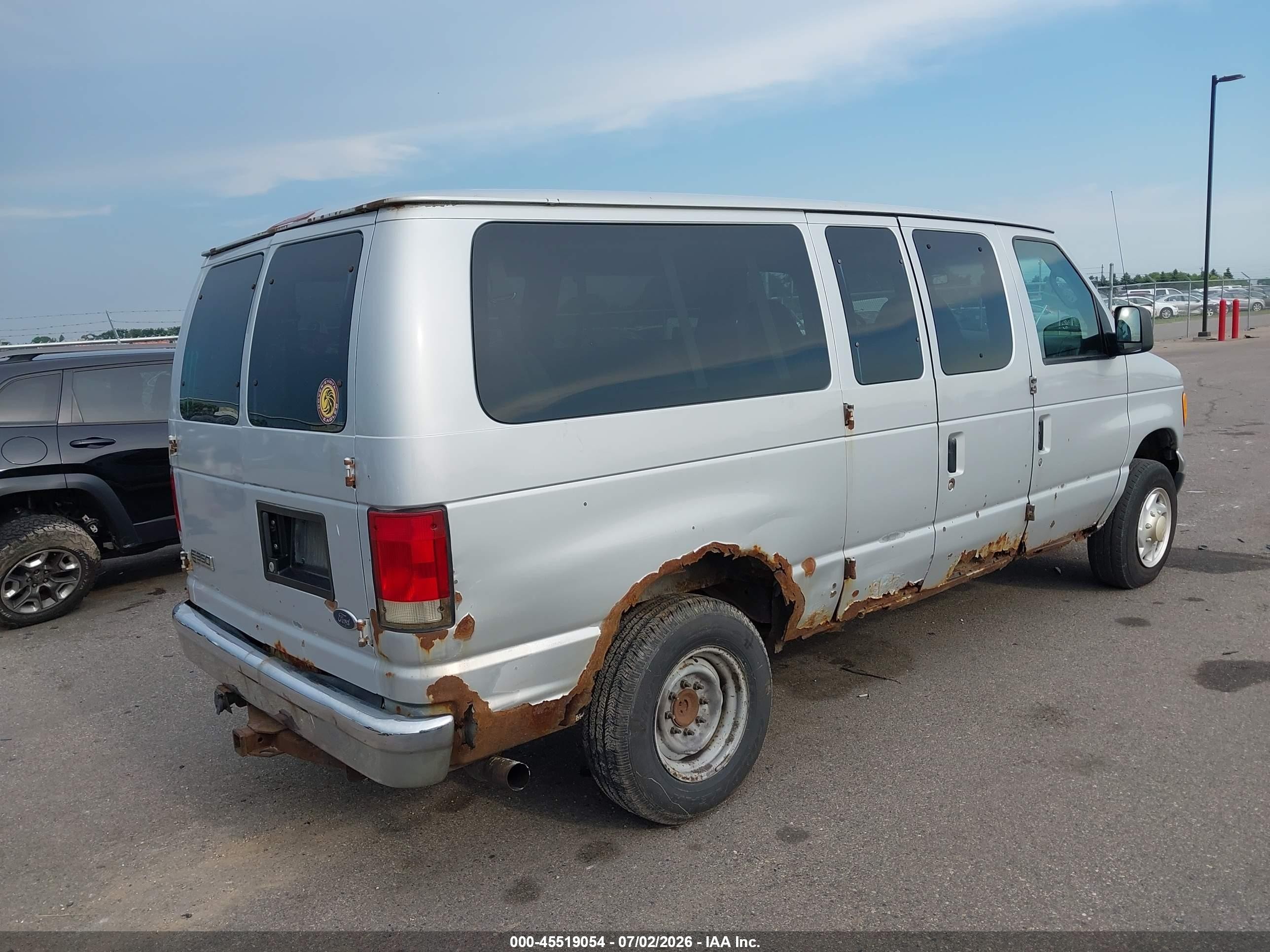 2006 Ford E-350 Super Duty Chateau/xl/xlt Silver vin: 1FBNE31L16DA99094