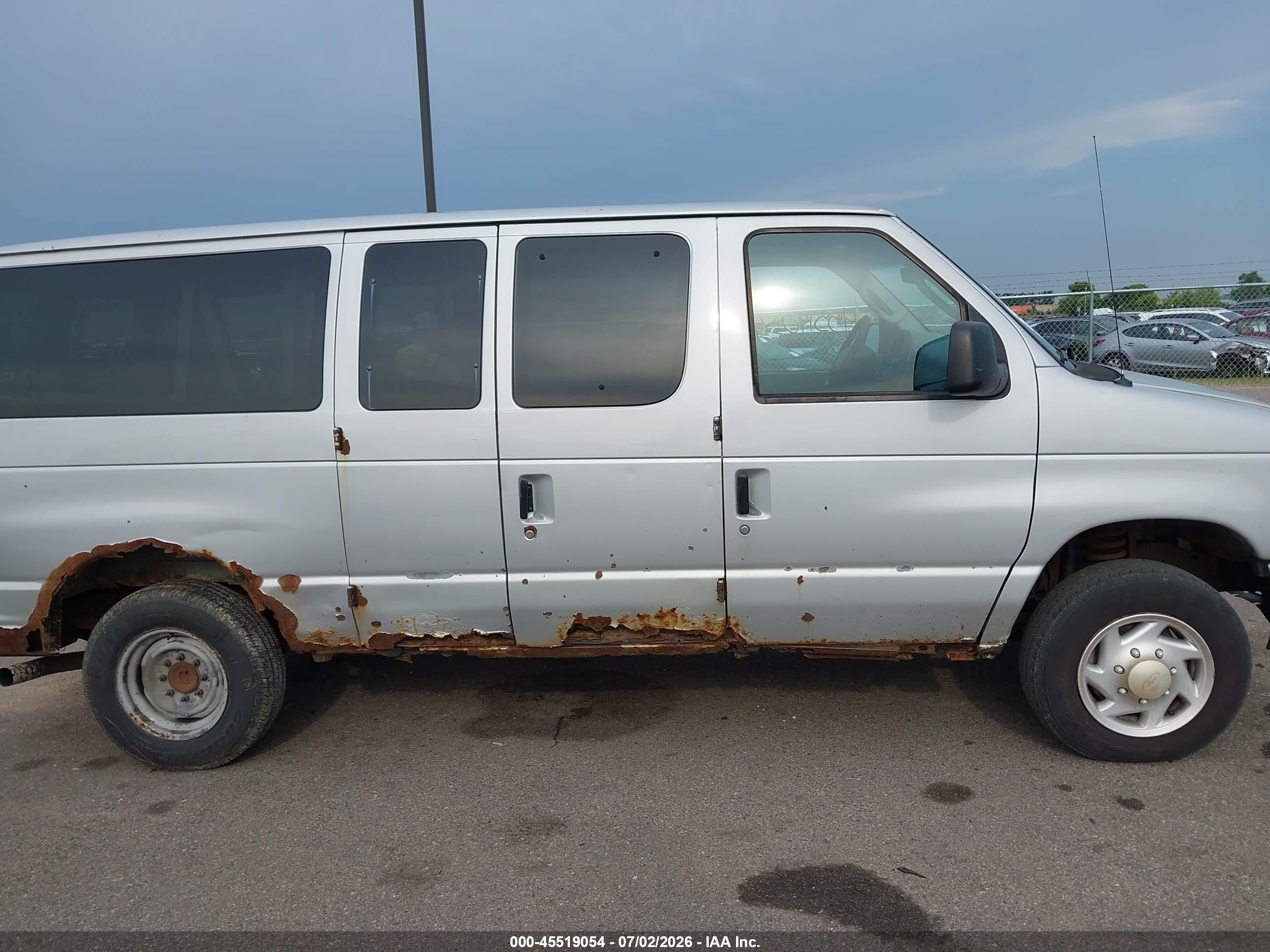 2006 Ford E-350 Super Duty Chateau/xl/xlt Silver vin: 1FBNE31L16DA99094